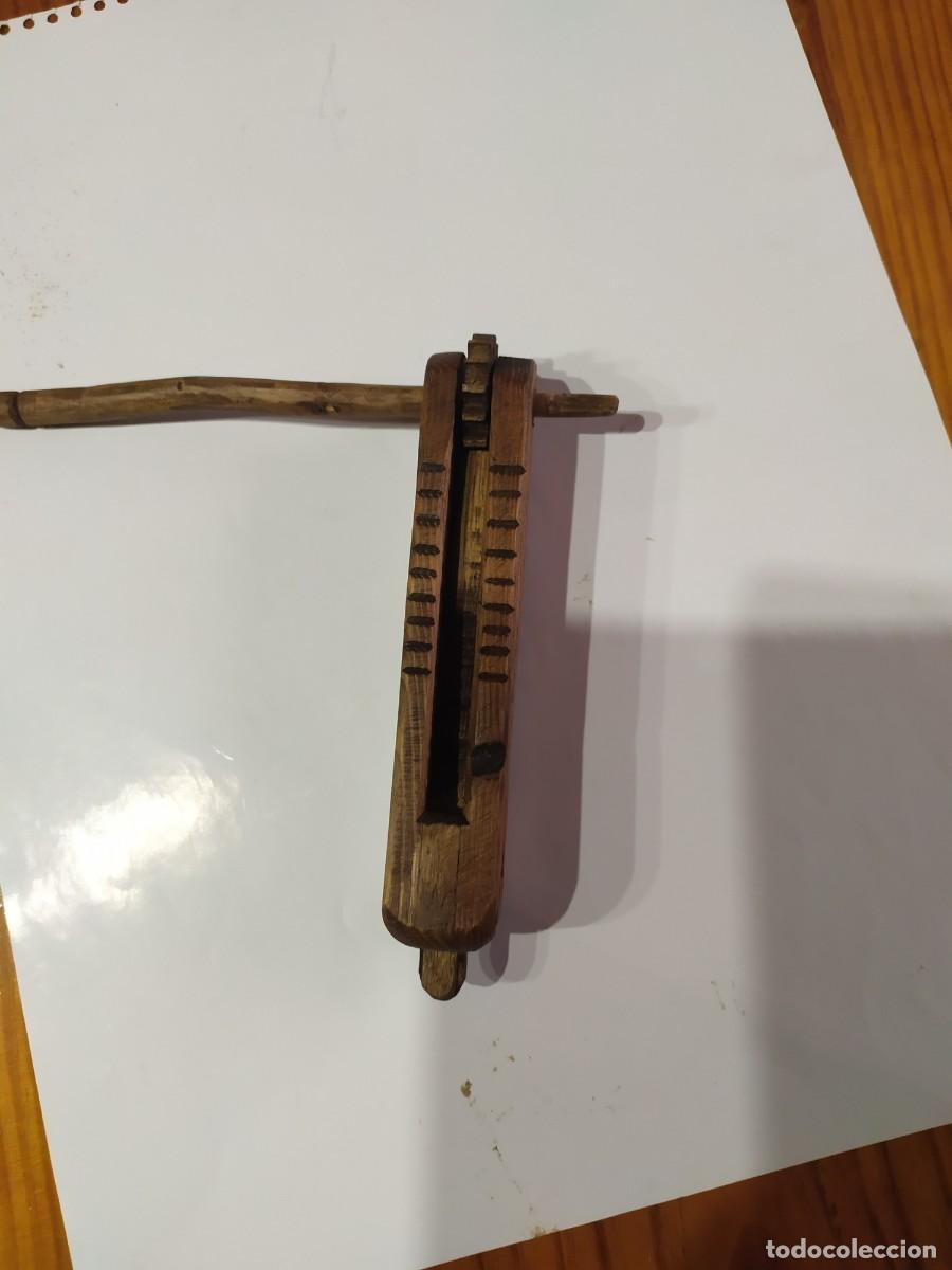 Antig&uuml;edades: Carraca rustica de madera - Foto 3