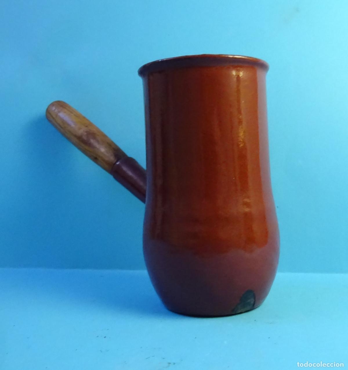Antig&uuml;edades: PEQUE&Ntilde;A CHOCOLATERA DE HIERRO ESMALTADO EN COLOR ROJO, CON MANGO DE MADERA SIN TAPADERA