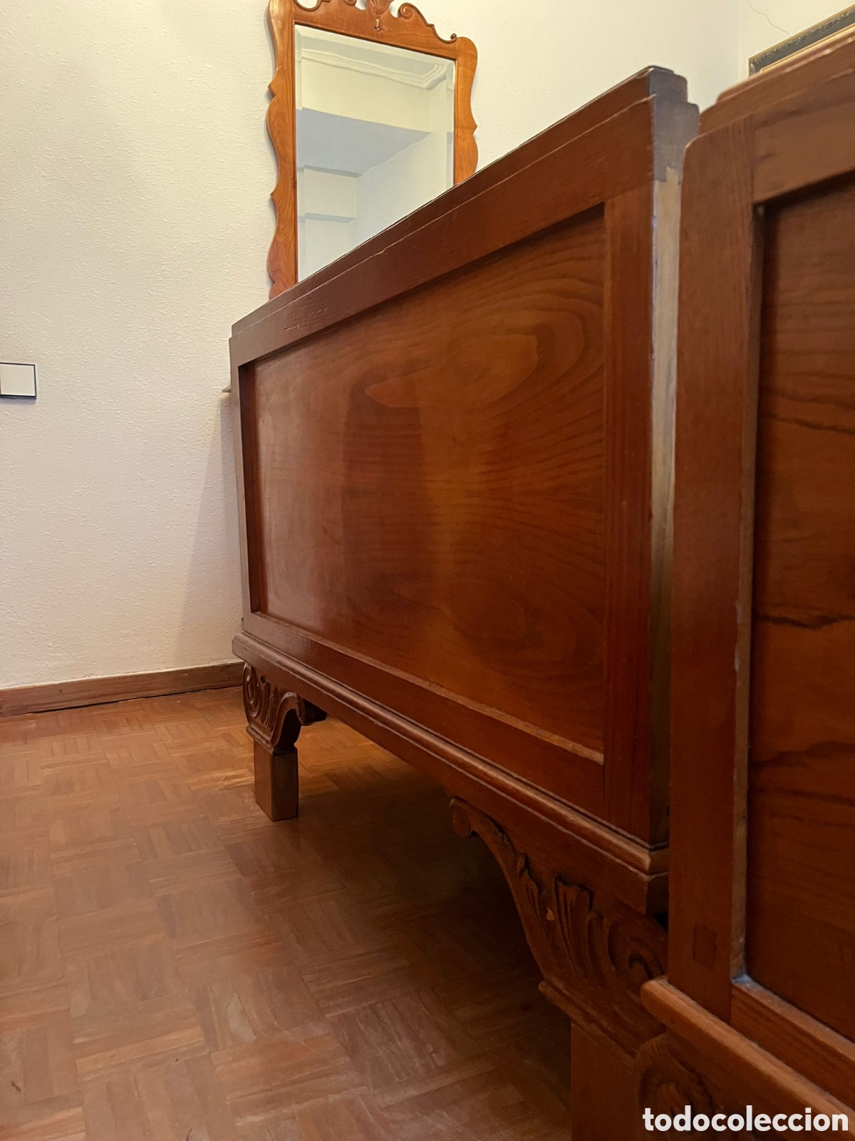 Antig&uuml;edades: Camas casta&ntilde;o hechas a mano con 2 mesitas a juego