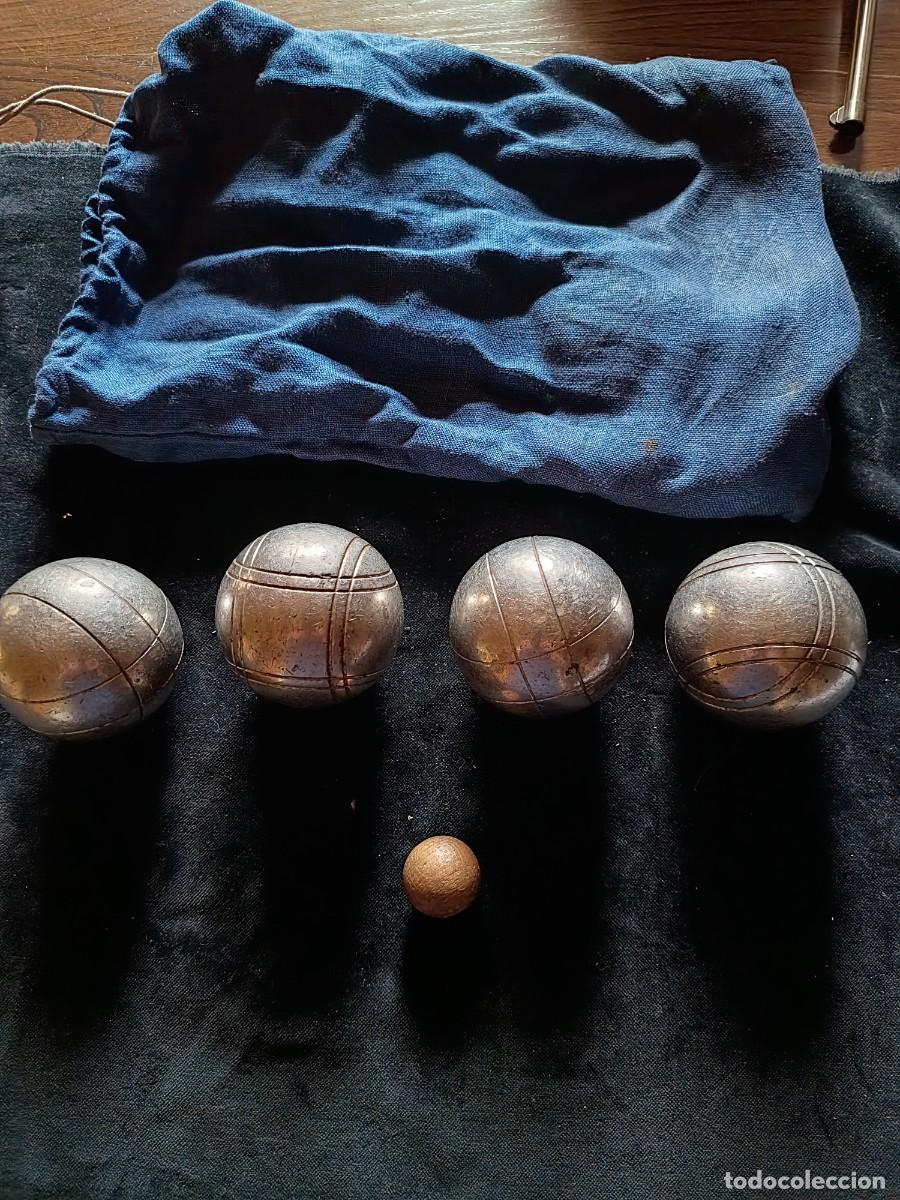 Antig&uuml;edades: Juego de 4 bolas de petanca profesional, boliche de madera y bolsa de tela contenedora de bolas