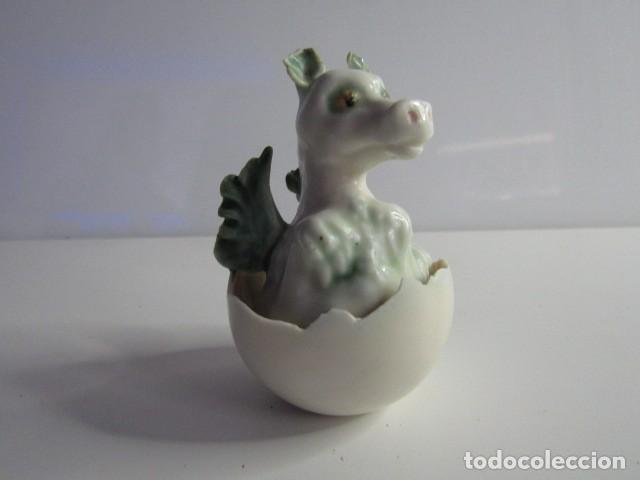 Antig&uuml;edades: PRECIOSO CRIA DE DRAGON ALADO EN PORCELANA EN CASCARON DE HUEVO RAR