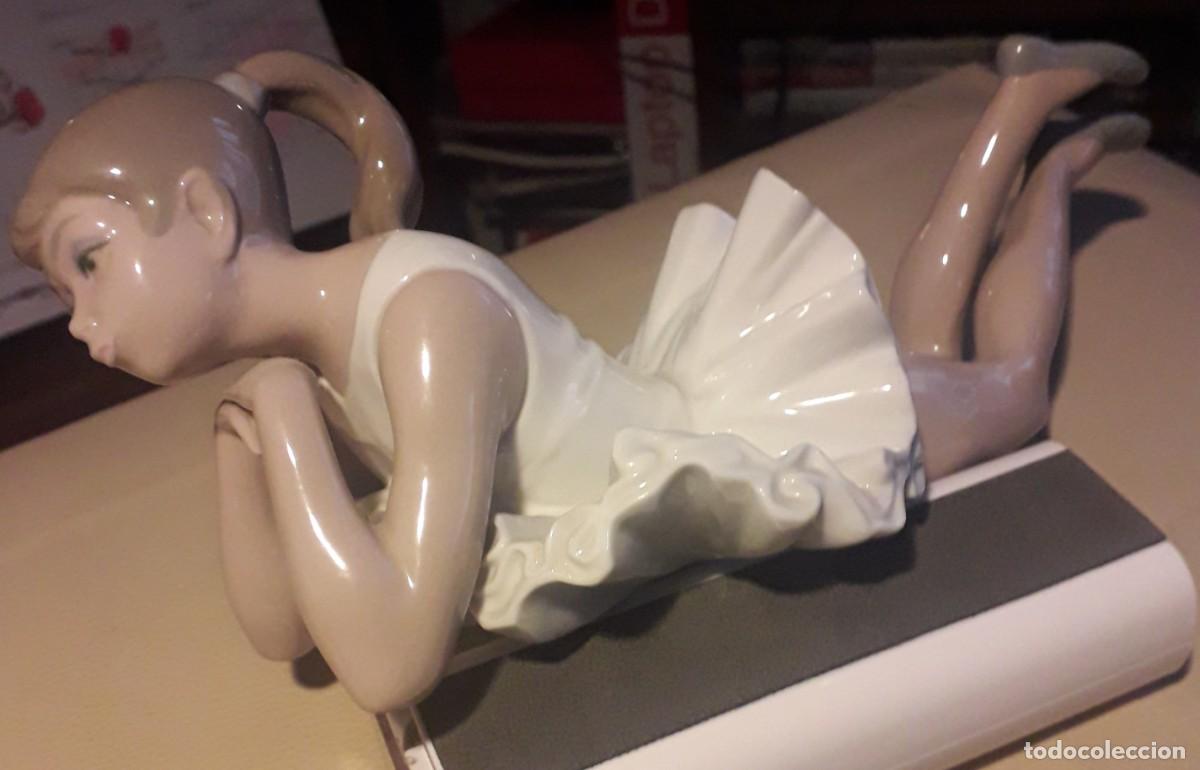 Antig&uuml;edades: Bailarina de NAO. Porcelana. A&ntilde;os 80