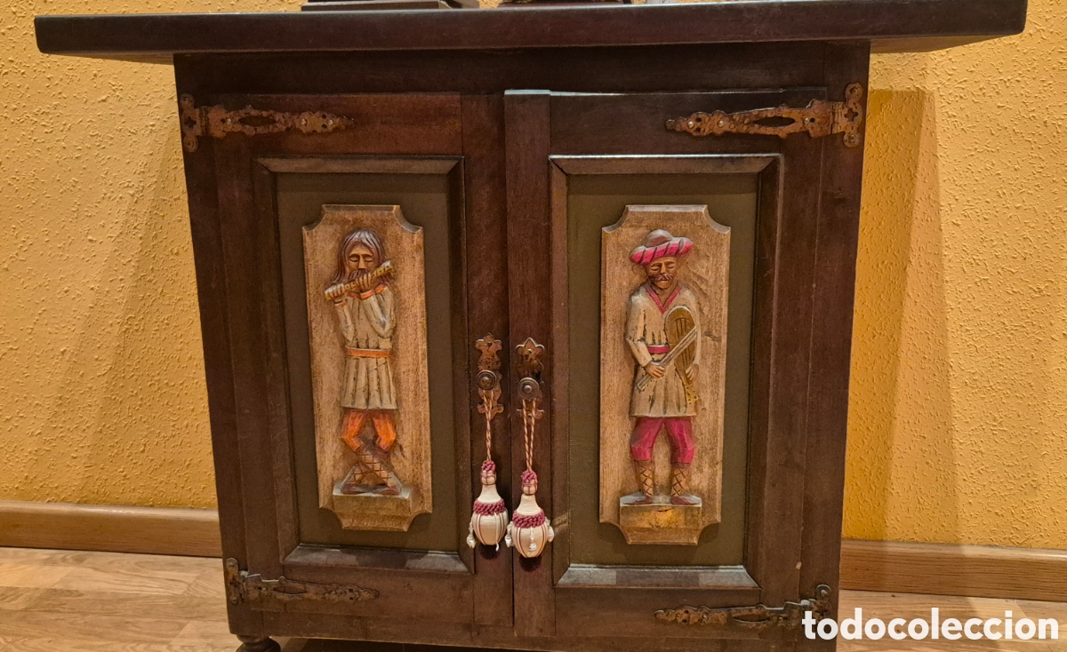 Antig&uuml;edades: Bonito mueble auxiliar antiguo de madera, de formato compacto, con dos puertas frontales y decoraci&oacute;