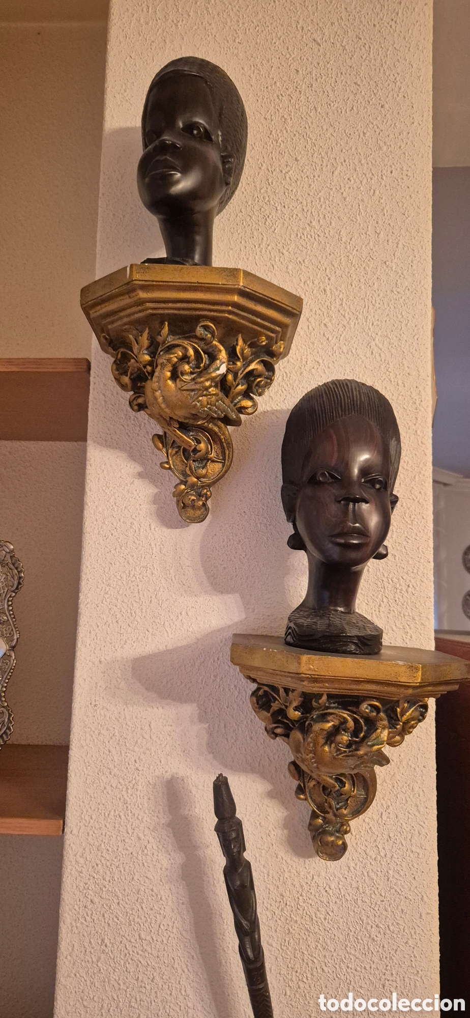 Antig&uuml;edades: Pareja de m&eacute;nsulas con bustos de madera tallada &ndash; Decoraci&oacute;n cl&aacute;sica y &eacute;tnica