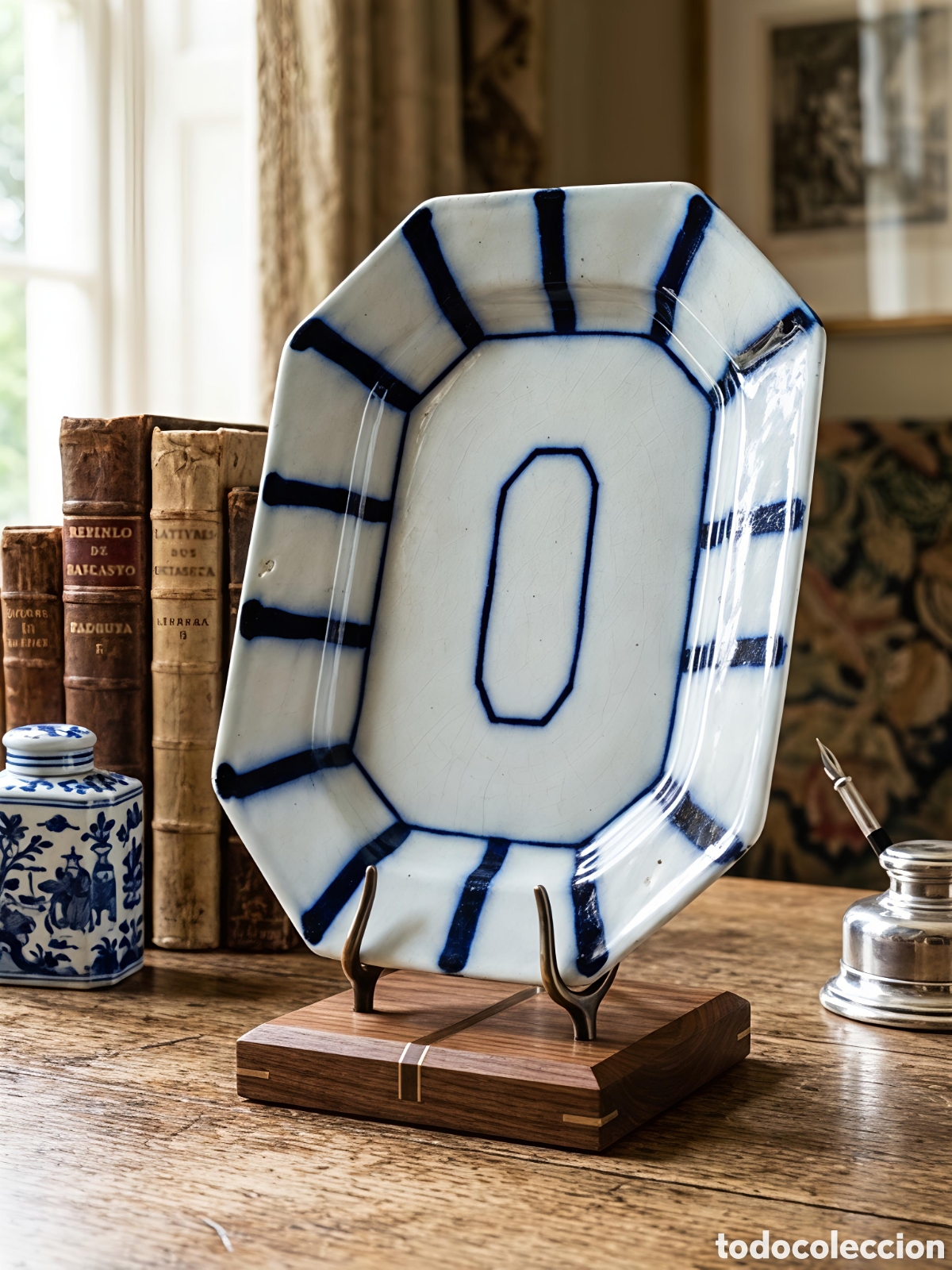 Antig&uuml;edades: bandeja o fuente ochavada de loza antigua del siglo XIX con decoraci&oacute;n de rayas azules, un dise&ntilde;o tr