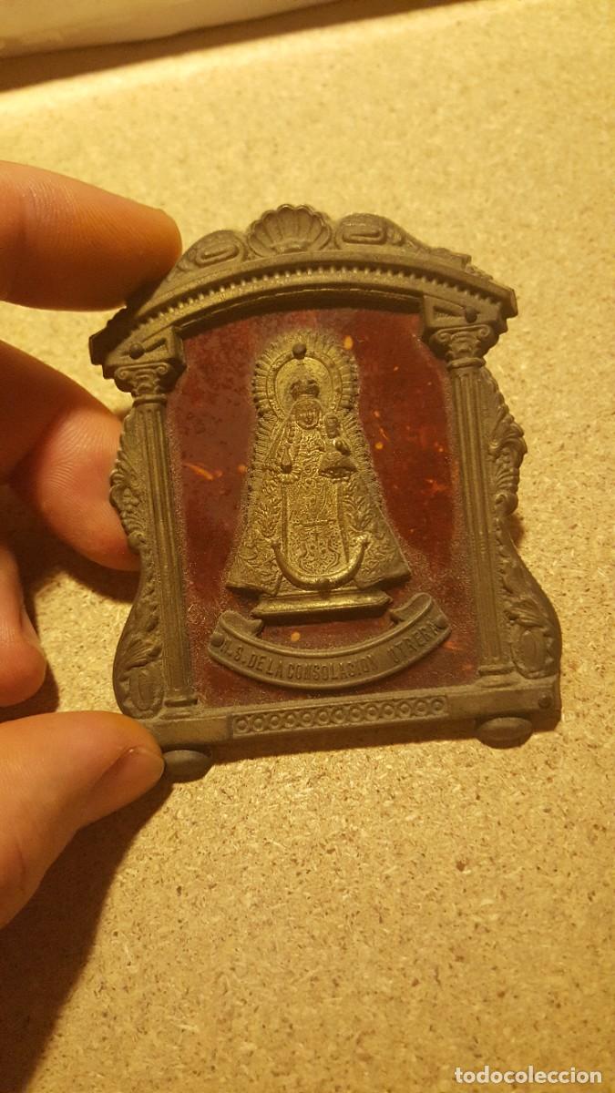 Antig&uuml;edades: Antigua placa religiosa/oratorio devocional port&aacute;til de Nuestra Se&ntilde;ora de la Consolaci&oacute;n.