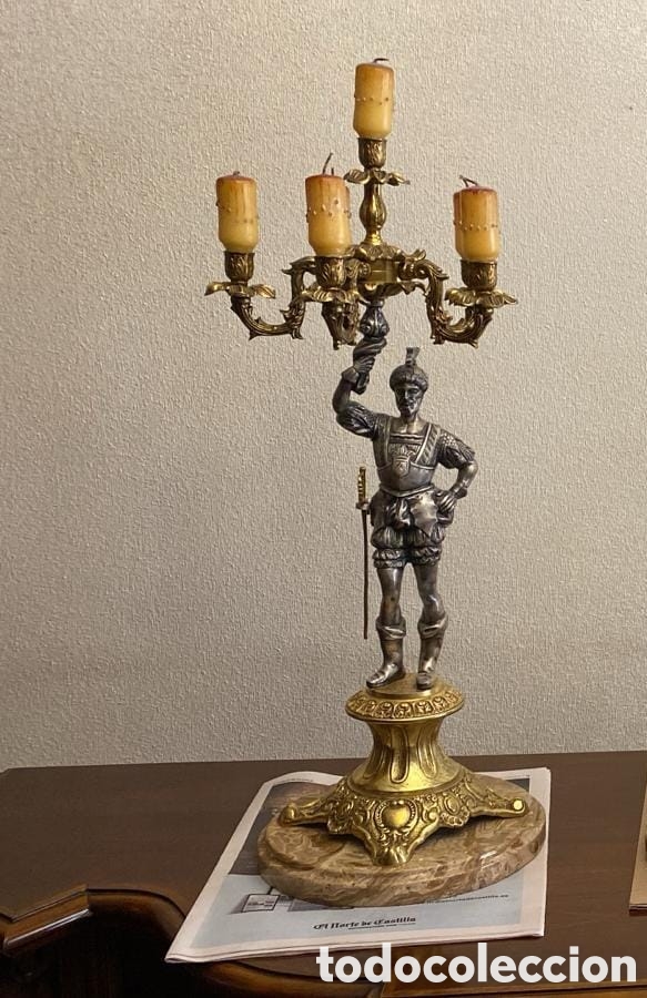 Antig&uuml;edades: Pareja de candelabros en metal y marmol