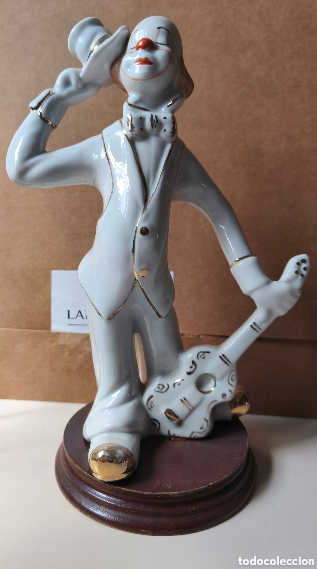 Antig&uuml;edades: Elegante porcelana de payaso con guitarra (24 cm)