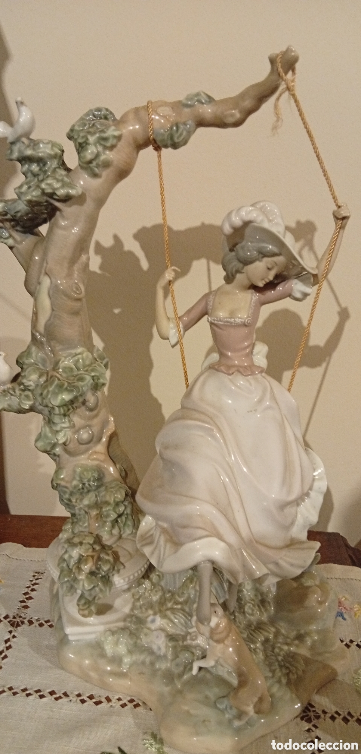 Antig&uuml;edades: Lladro porcelana preciosa pieza mujer columpi&aacute;ndose