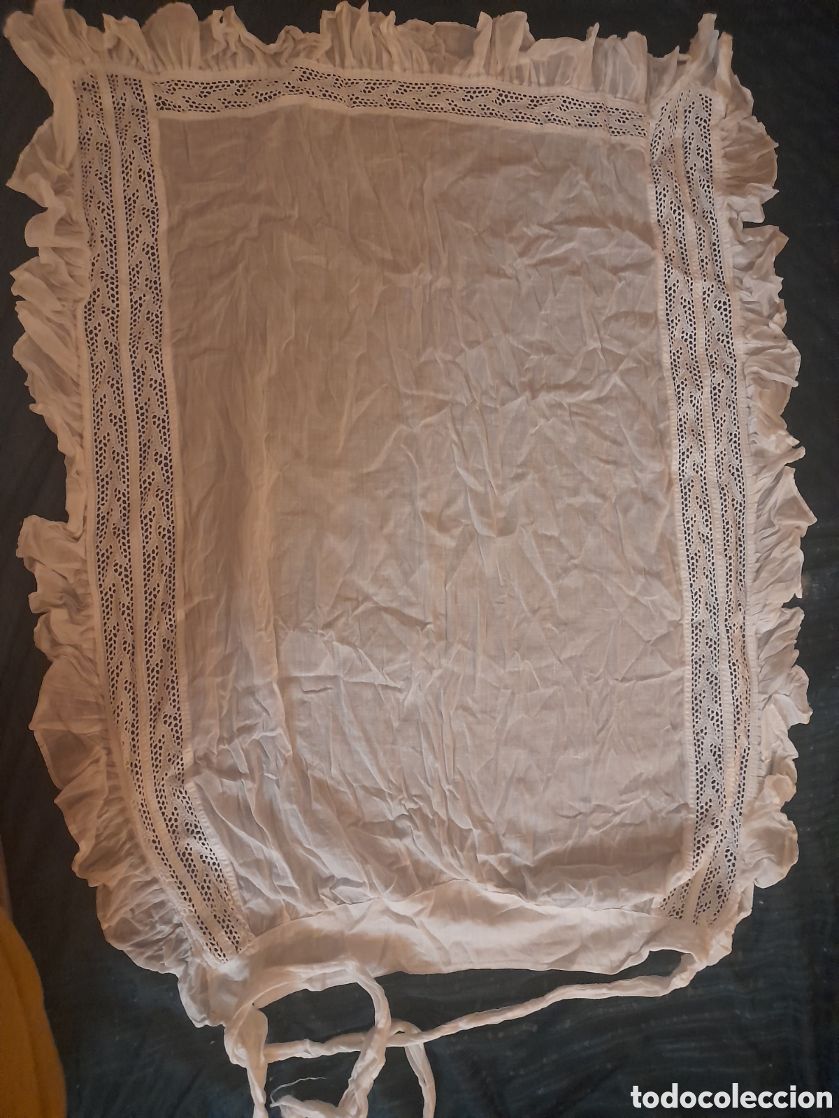 Antig&uuml;edades: Lote Bautizo Centenario (~1920): Pa&ntilde;o Batista Lino (60x55) y 2 Gorritos o capotas