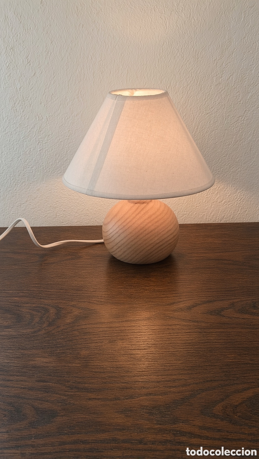 Antig&uuml;edades: Elegante l&aacute;mpara de mesa con base de madera y pantalla de tela.Base esf&eacute;rica de madera