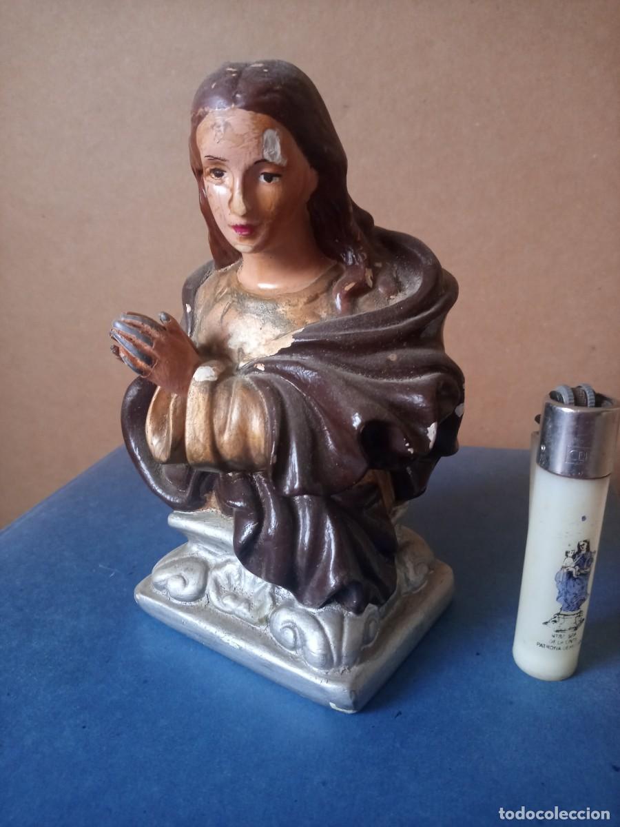 Antig&uuml;edades: Figura/busto/imagen religiosa de escayola de la Virgen Mar&iacute;a en actitud de oraci&oacute;n.