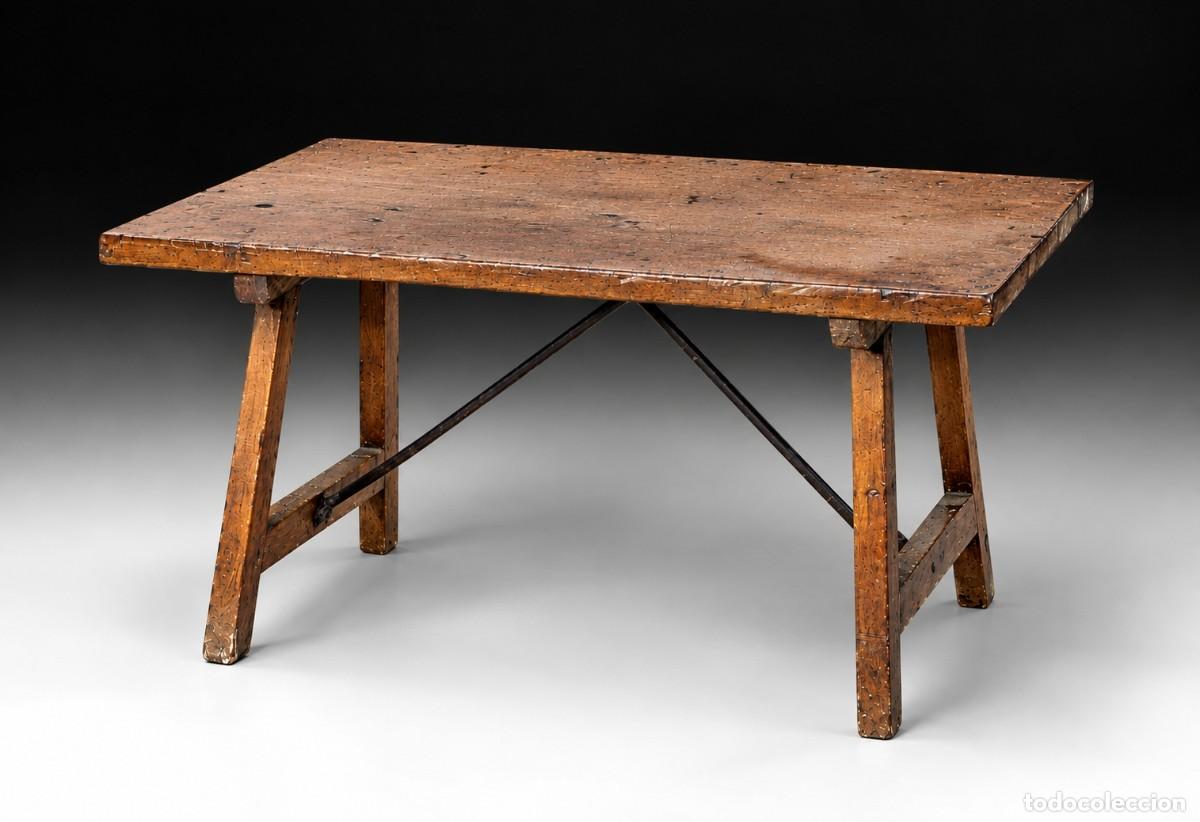 Antiquit&eacute;s: Mesa con pata San Antonio. Madera de nogal, hierro forjado. Espa&ntilde;a, siglo XVII.