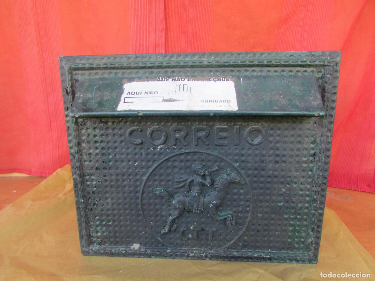 Antig&uuml;edades: BUZ&Oacute;N, CAJA de CORREOS PARA encastre. ANTIGUO. En metal. GRABADO: CORREIOS. Con llave