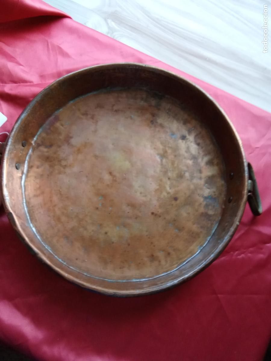 Antig&uuml;edades: Olla antigua de cobre con asas de lat&oacute;n. Estanteria correos