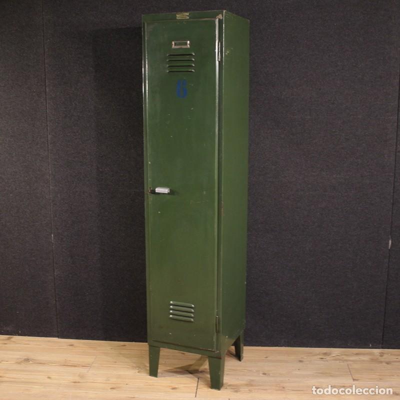 Antig&uuml;edades: Armario italiano de los a&ntilde;os 60/70 en metal lacado verde