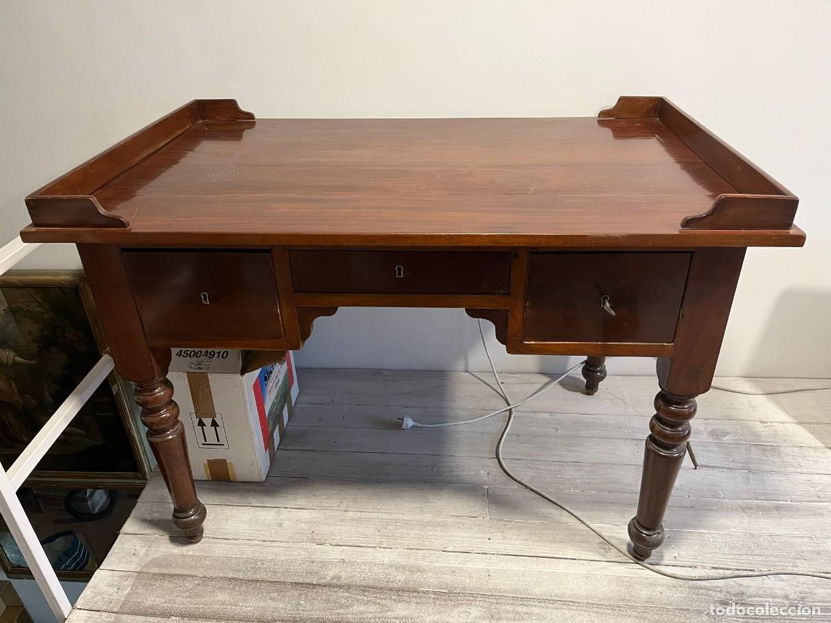 Antig&uuml;edades: Mesa despacho isabelina con copete. 2&ordf; mitad S XIX. Madera maciza nogal