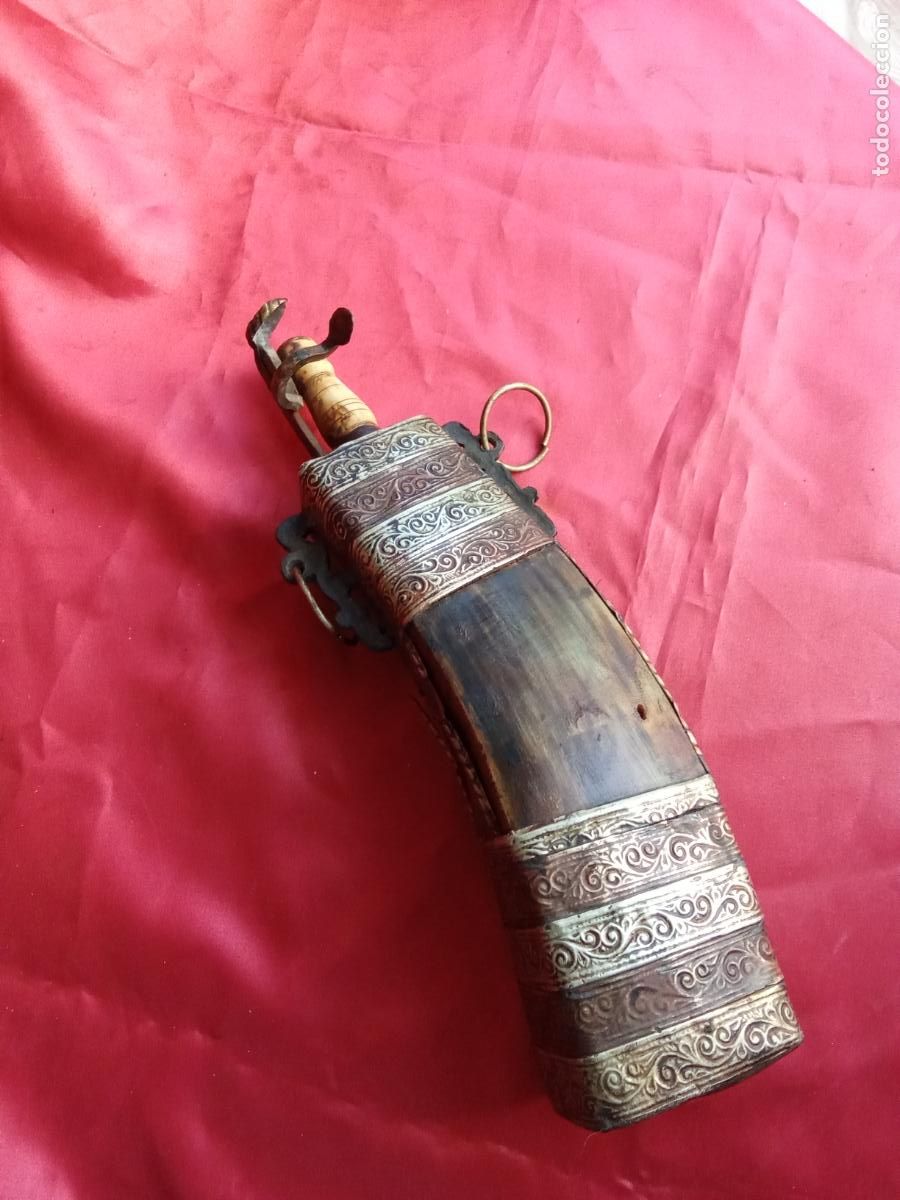 Antig&uuml;edades: Antigua polvorera persa Iran&iacute; &Aacute;rabe en lat&oacute;n cobre y madera. Vitrina cisne.
