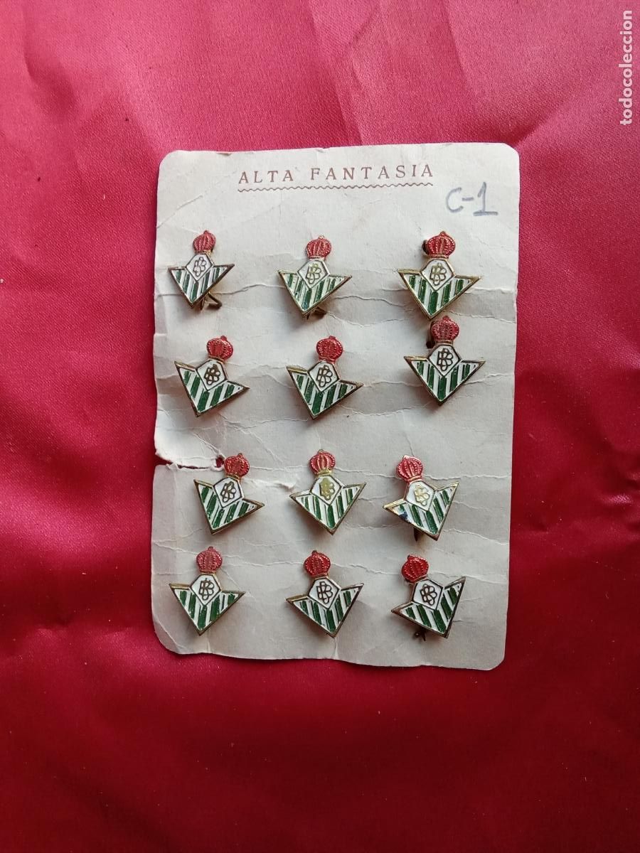 Antig&uuml;edades: Antiguo cart&oacute;n 12 pin del Betis C-2 f&uacute;tbol. Vitrina granate