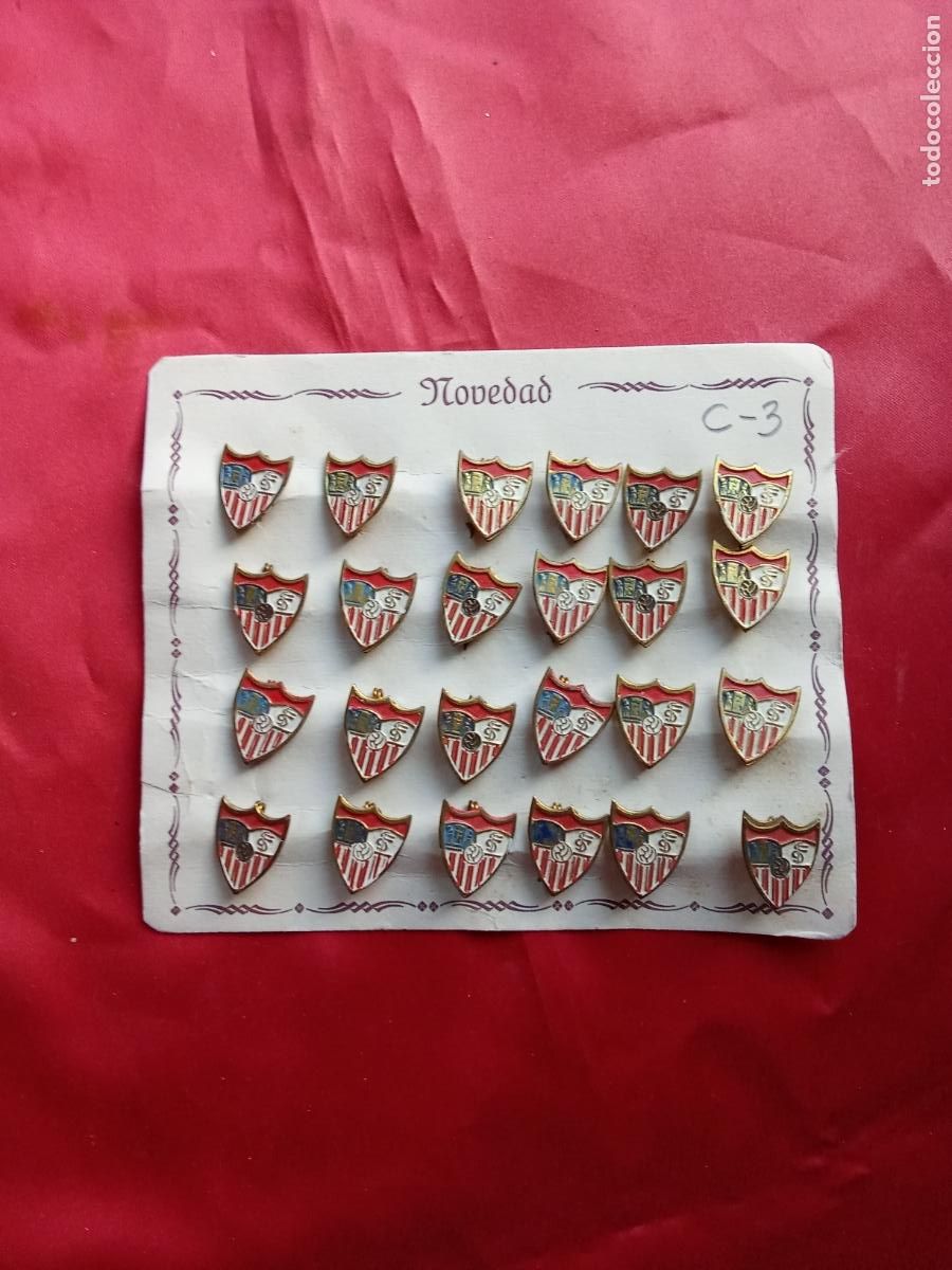 Antig&uuml;edades: Antiguo cart&oacute;n de 24 antiguos escudos pin Sevilla F&uacute;tbol Club C-3. Vitrina Granate