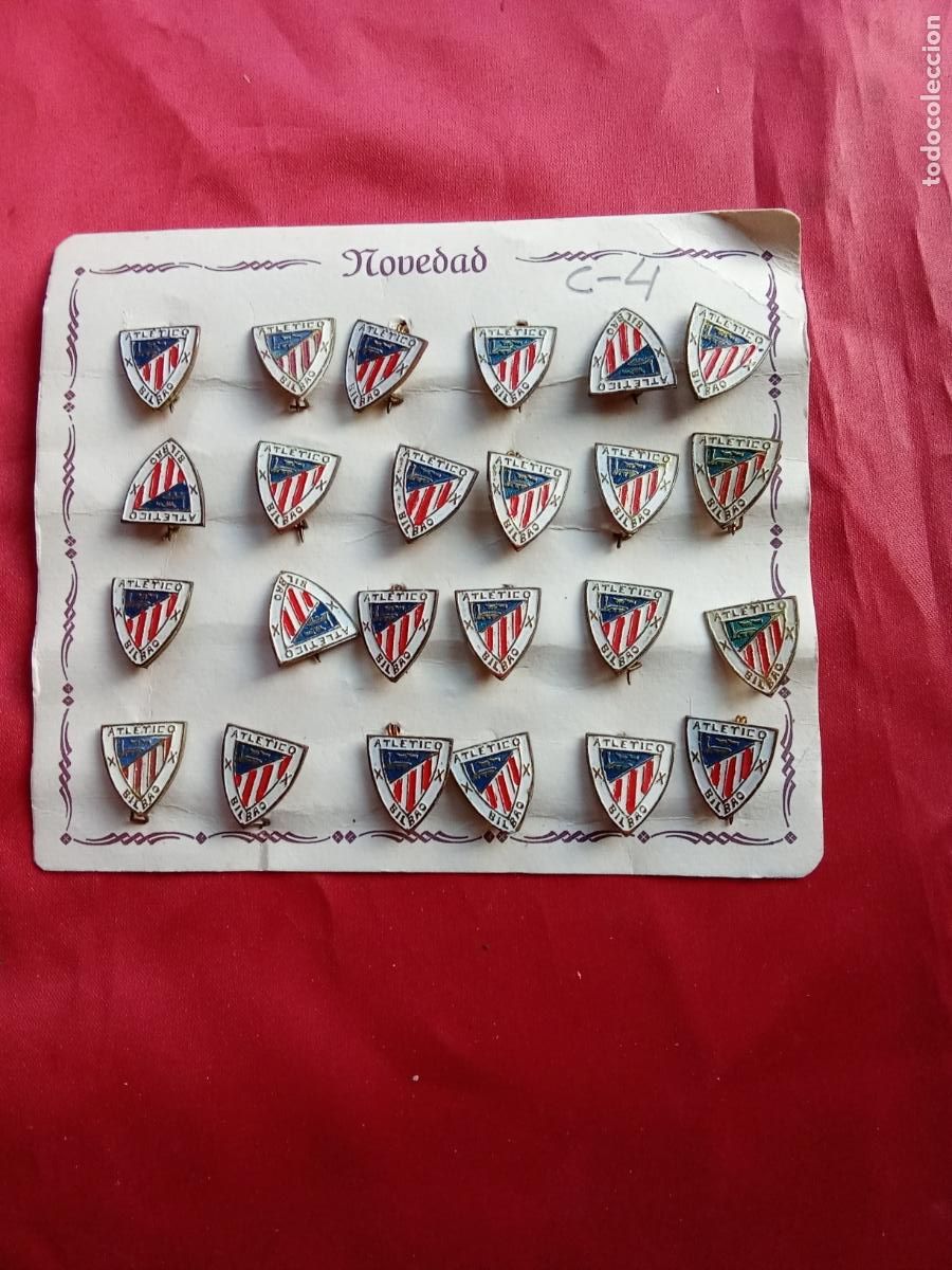 Antig&uuml;edades: Antiguo cart&oacute;n con 24 pin &rdquo;Atletico de Bilbao. Vitrina Granate