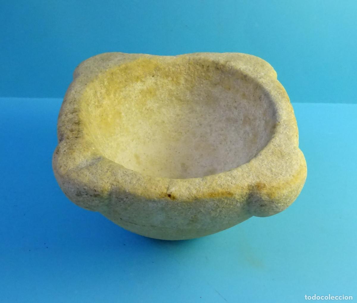 Antig&uuml;edades: ANTIGUO MORTERO ALMIREZ CON VACIADOR, DE PIEDRA GRANULOSA SIN PULIR. ALTURA 9 CM