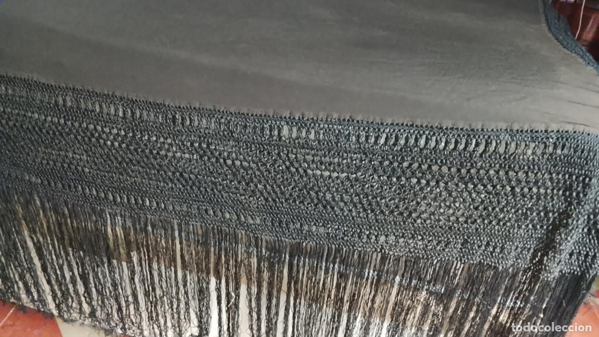 Antig&uuml;edades: gran manton de manila negro liso con rejilla y flecos . filo cosido con un hilvanado leer