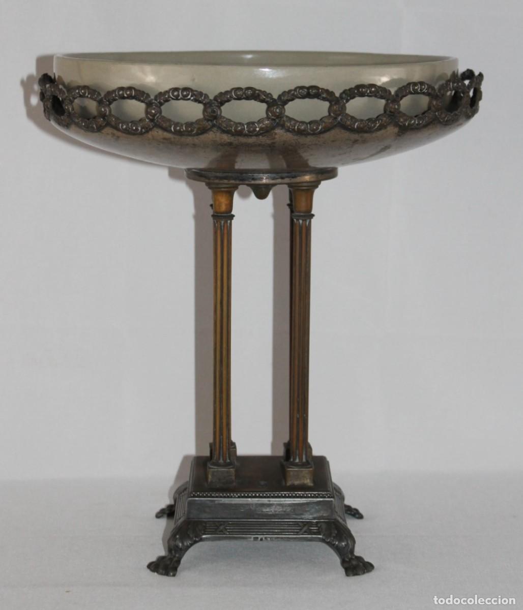 Antig&uuml;edades: Centro de mesa alem&aacute;n WMF en metal plateado con cer&aacute;mica de Jordi Aguad&eacute; Clos.