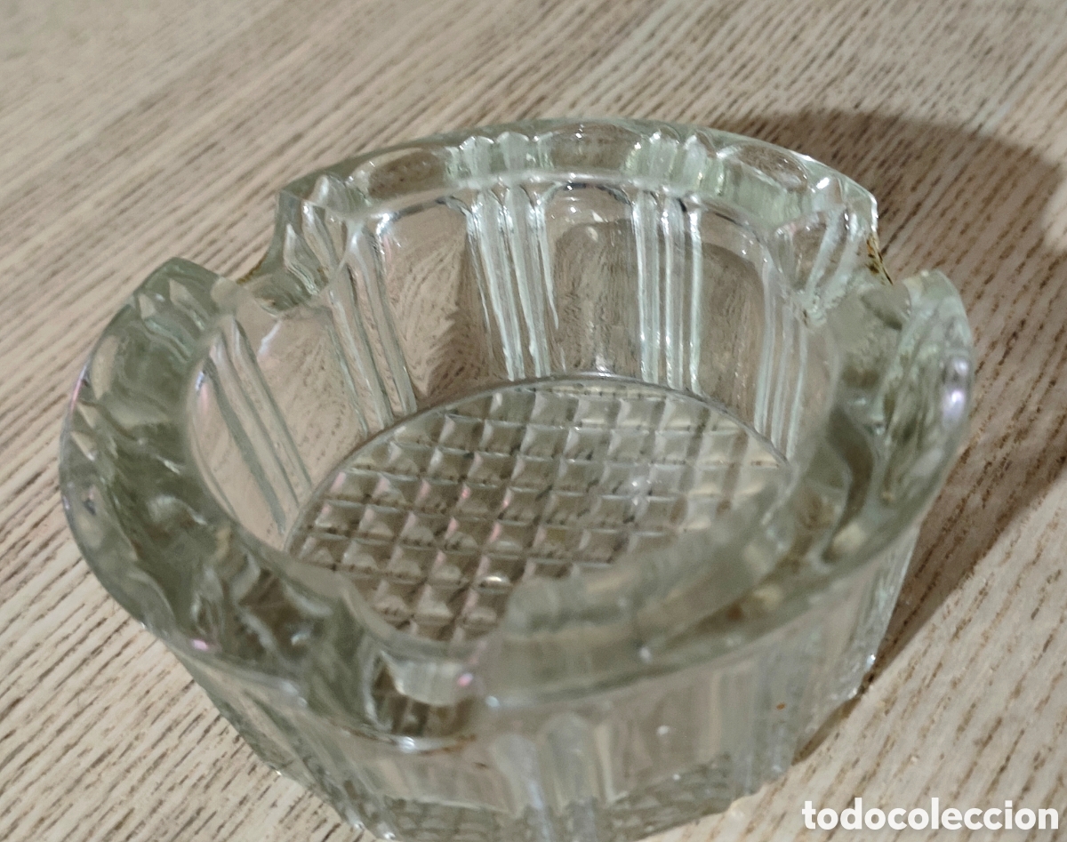 Antig&uuml;edades: Cenicero vintage retro de cristal grueso tallado.