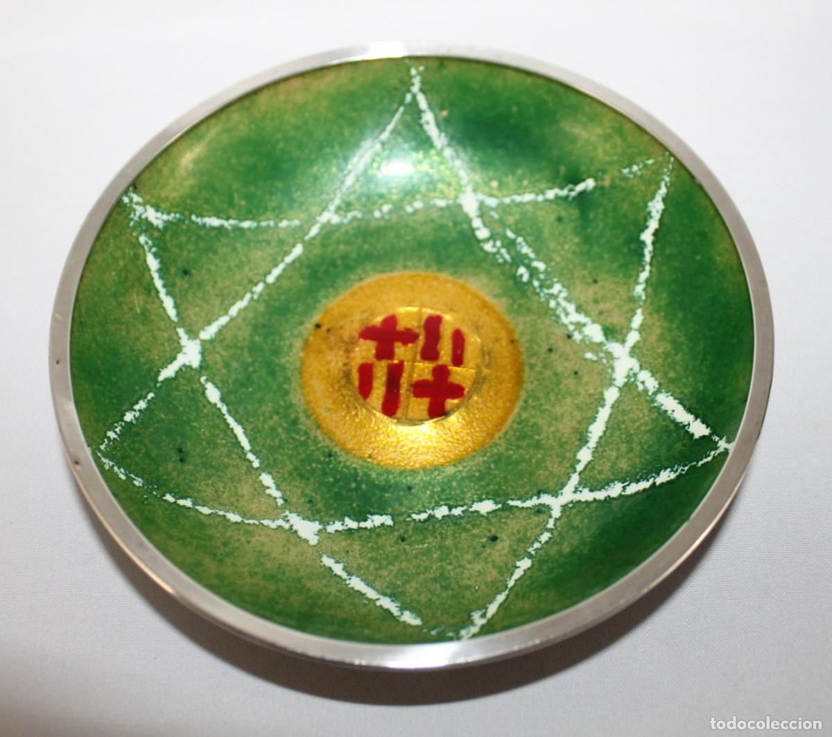 Antig&uuml;edades: Centro de mesa esmaltado con escudo de Barcelona y ribete de plata. Siglo XX