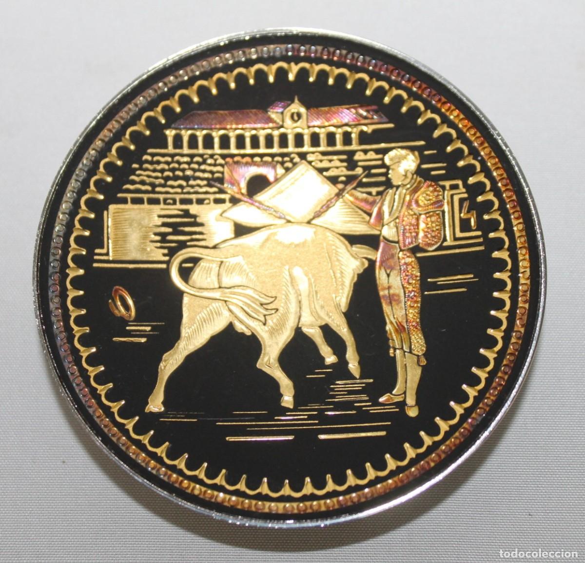Antig&uuml;edades: Plato damasquinado de Toledo con escena de torero. Siglo XX