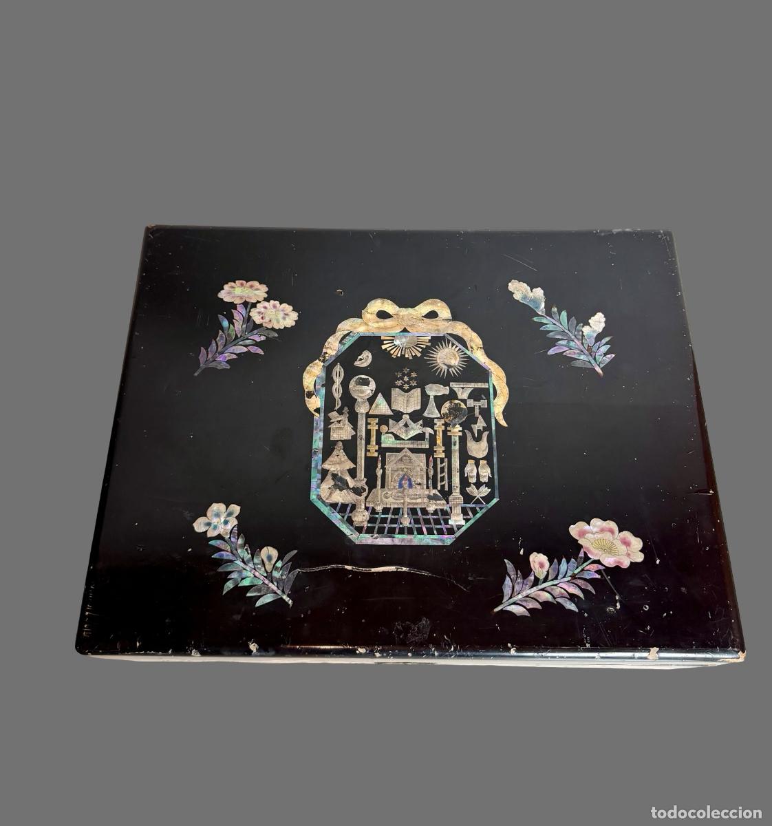 Antig&uuml;edades: Caja chinoiserie con simbologia m&iacute;stica o mas&oacute;nica, siglo XIX.