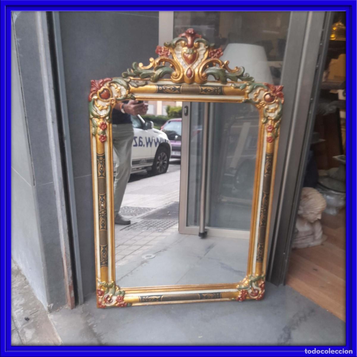 Antig&uuml;edades: ESPEJO DE MADERA POLICROMADA CON COPETE MUY DECORATIVO