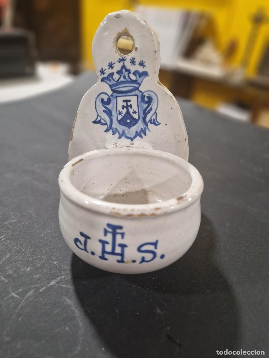 Antig&uuml;edades: BENDITERA DE CER&Aacute;MICA DE TALAVERA S. XIX