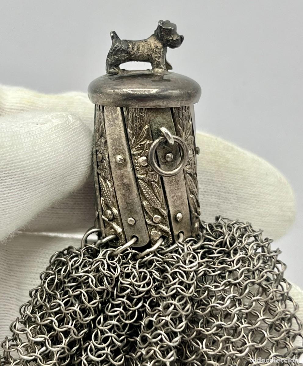 Antig&uuml;edades: Antiguo monedero limosnera de malla de plata con perro terrier 35 gramos