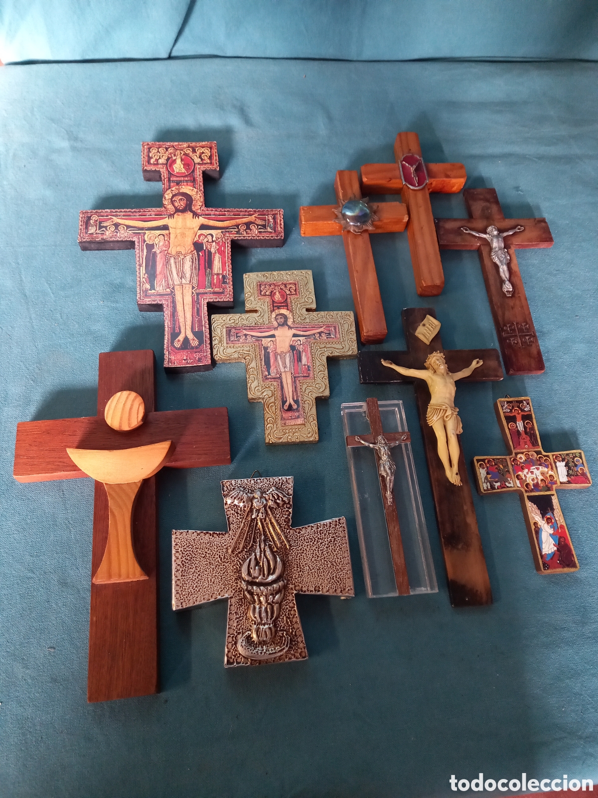 Antig&uuml;edades: Lote religioso, 10 crucifijos de diferentes estilos y &eacute;pocas.