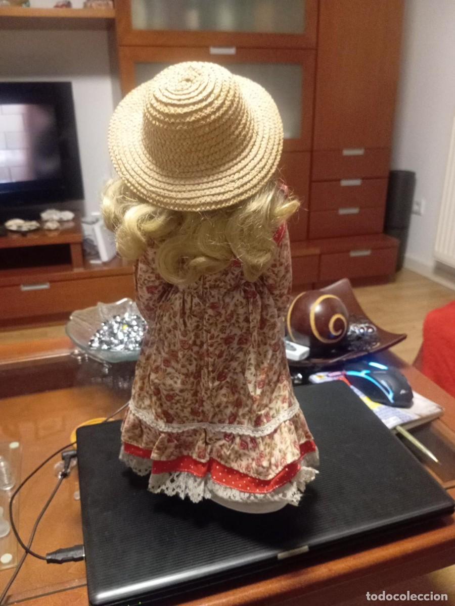 Antig&uuml;edades: mu&ntilde;eca de porcelana.