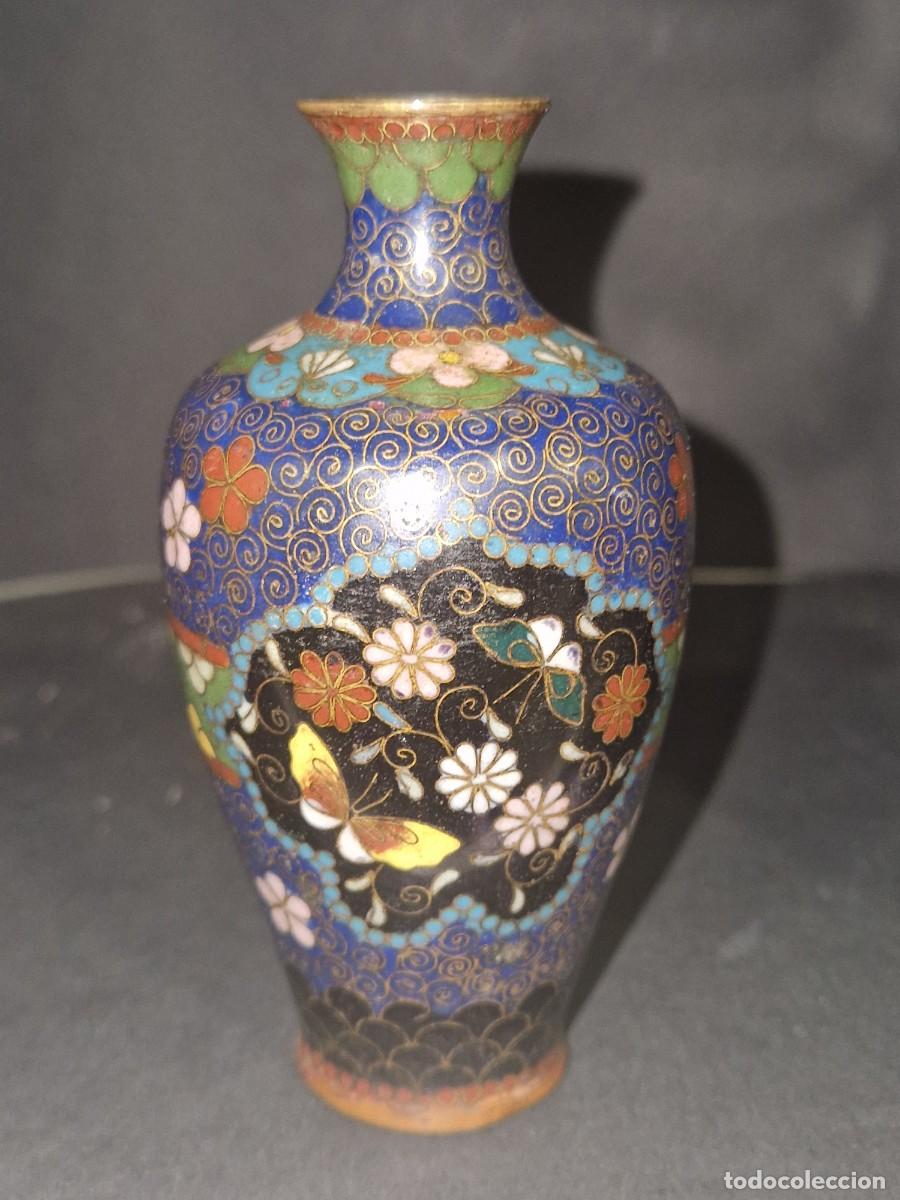 Antig&uuml;edades: Peque&ntilde;o jarr&oacute;n cloisonn&eacute; firmado en la base.