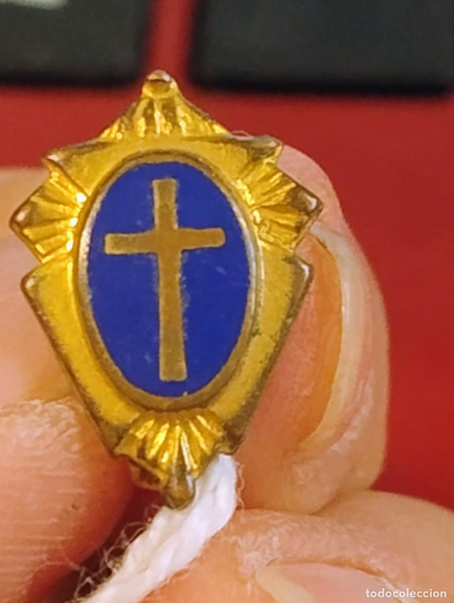 Antig&uuml;edades: Antigua insignia religiosa con cruz esmalte azul y orla dorada. Unos1 x 0,50 cm