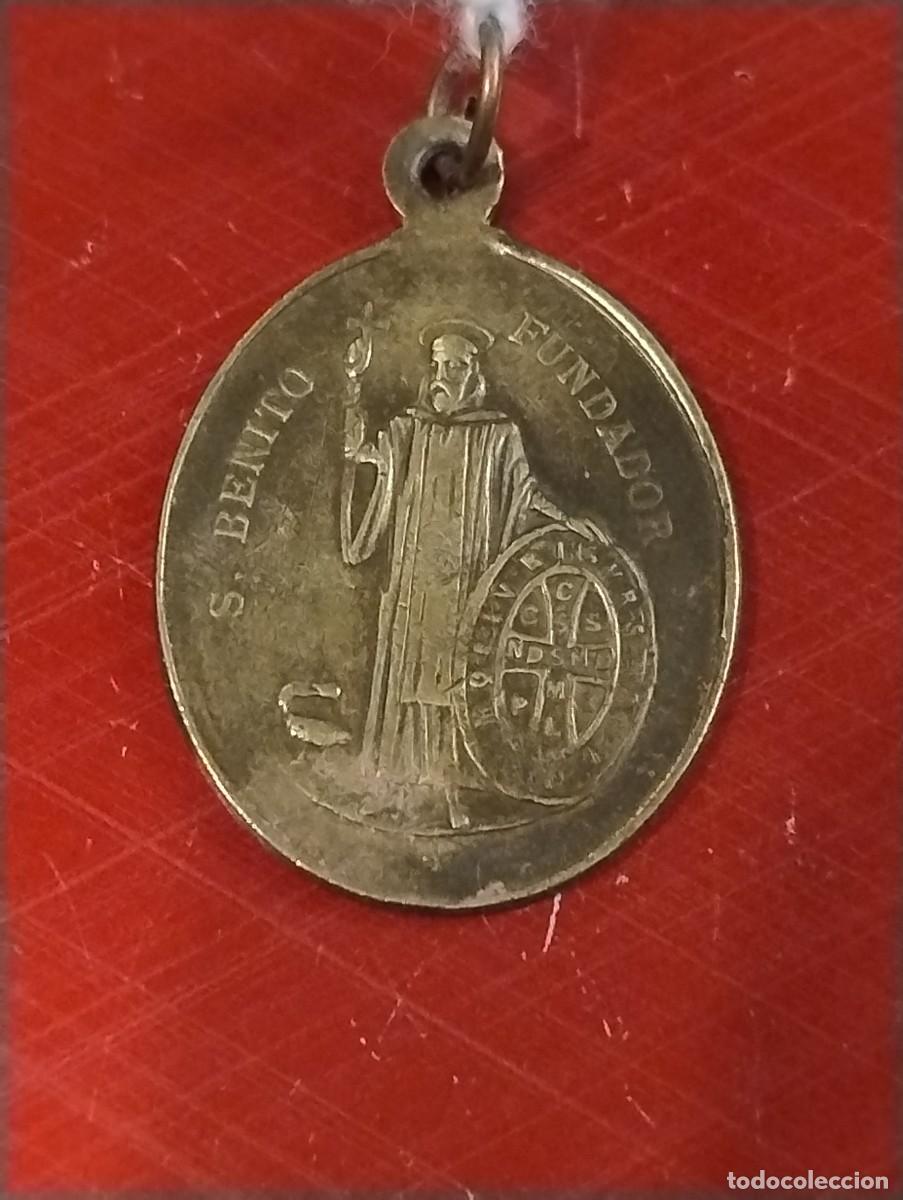 Antig&uuml;edades: Antigua medalla de San Benito y de la Virgen de Montserrat. Unos 2,50 x 2 cm