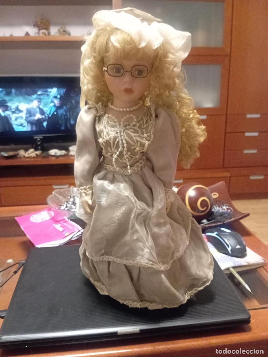 Antig&uuml;edades: mu&ntilde;eca de porcelana.