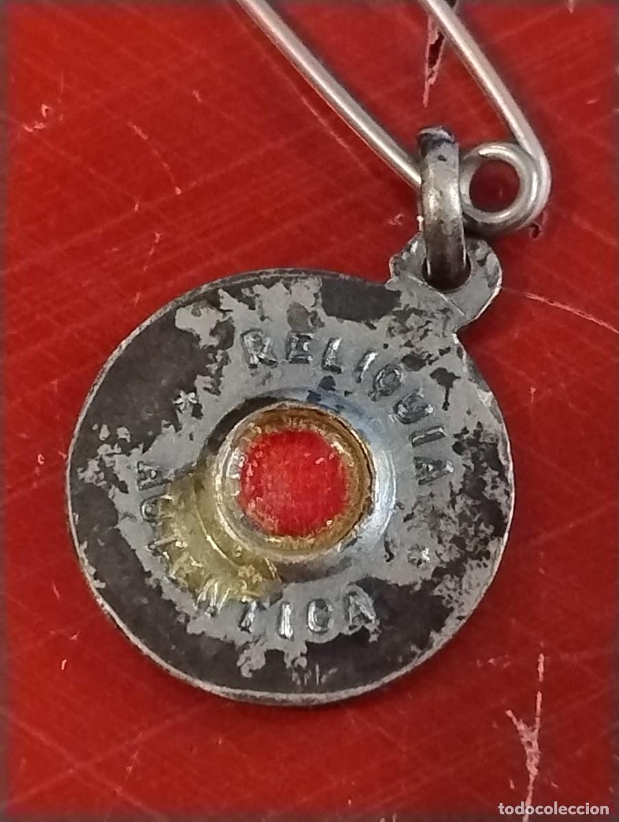 Antig&uuml;edades: Antigua medalla con reliquia de Santa Gema Galgani. 1,50 cm di&aacute;metro