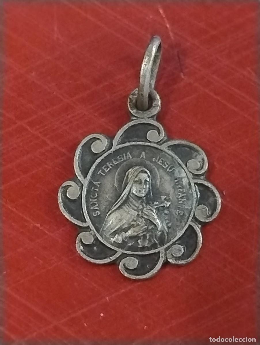 Antig&uuml;edades: Antigua medallita de Santa Teresa. Unos 1,50 cm de di&aacute;metro.
