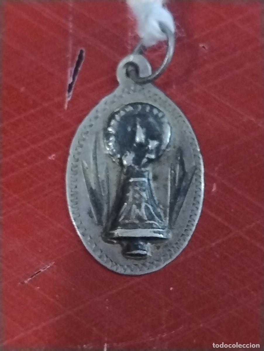 Antig&uuml;edades: Antigua medalla recuerdo de la Virgen del Pilar. Unos 1,50 x 1 cm
