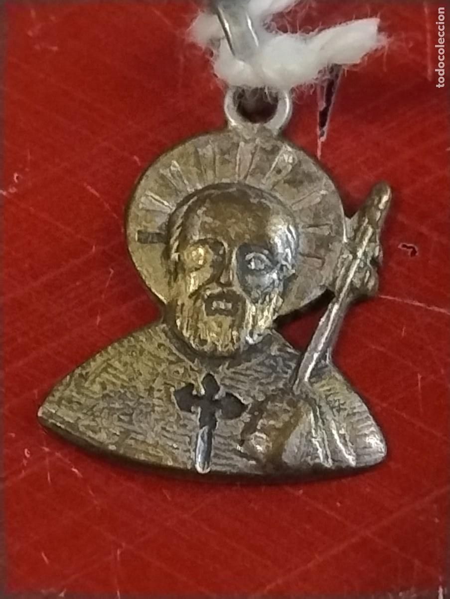 Antig&uuml;edades: Antigua medalla con silueta de Santiago Apostol. 1,50 cm