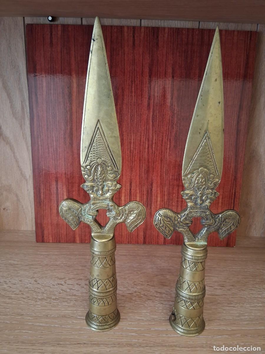 Antig&uuml;edades: Dos puntas de lanza de bronce grabadas. Conmemorativas o decorativas.