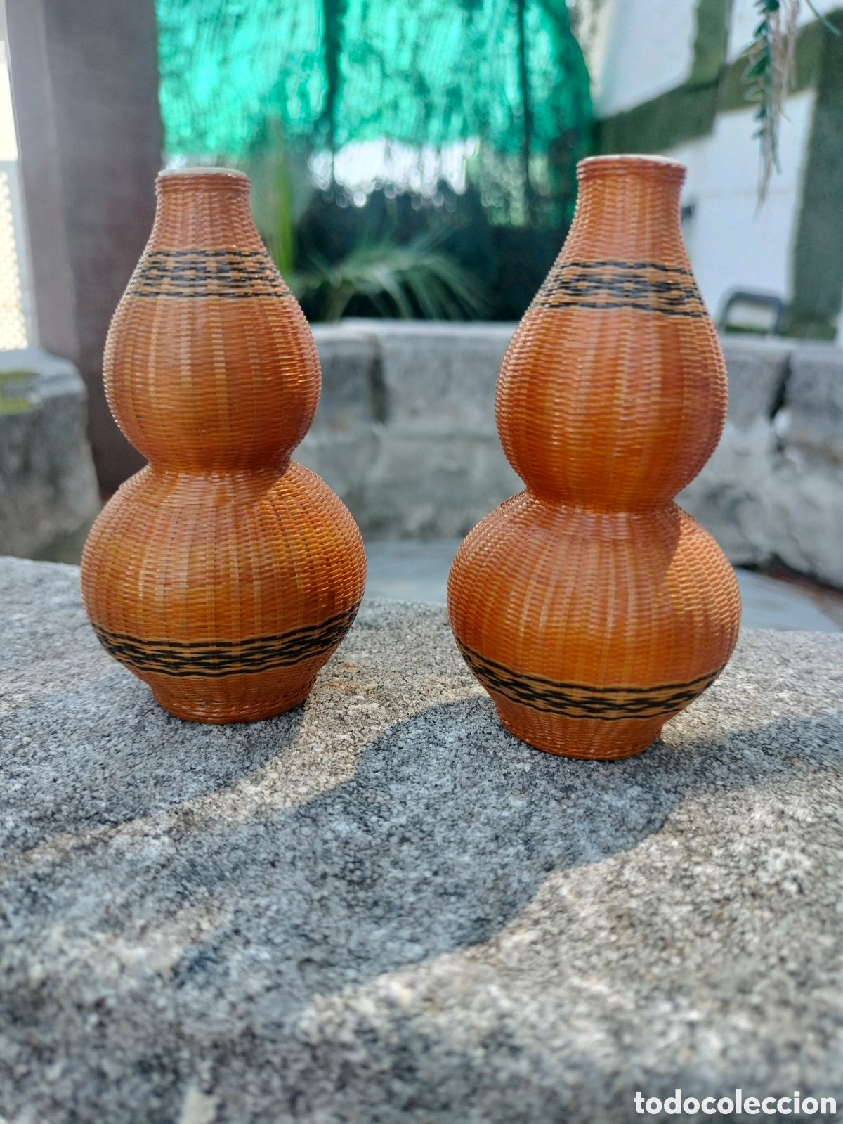 Antig&uuml;edades: 2 jartoncitos chinos antiguo psXX elaborados con un fino tejido de bamb&uacute; sobre un inserto de porcela