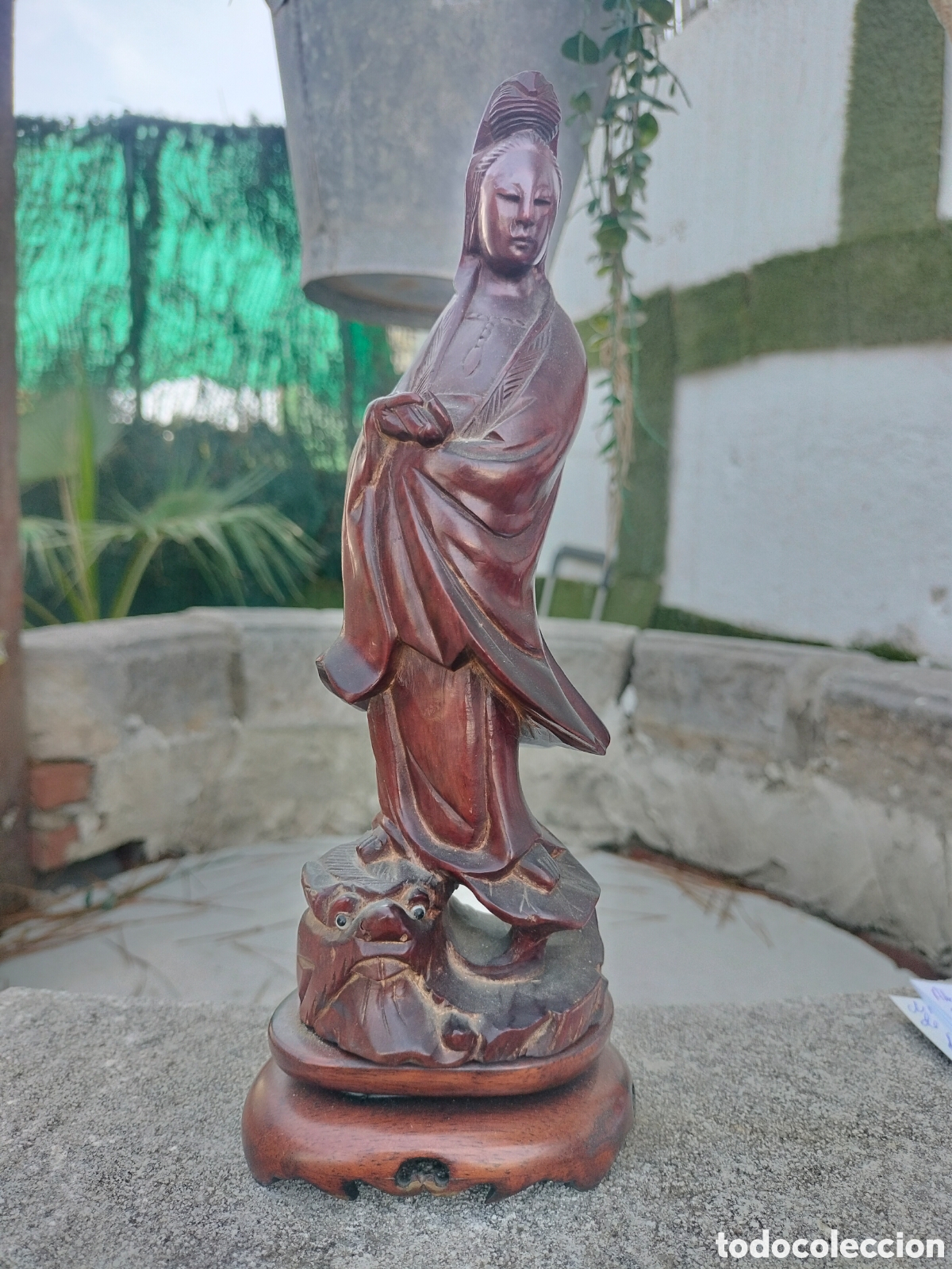 Antig&uuml;edades: Antigua figura tallada madera representa de idal oriental guanjin animal ojo de cristal