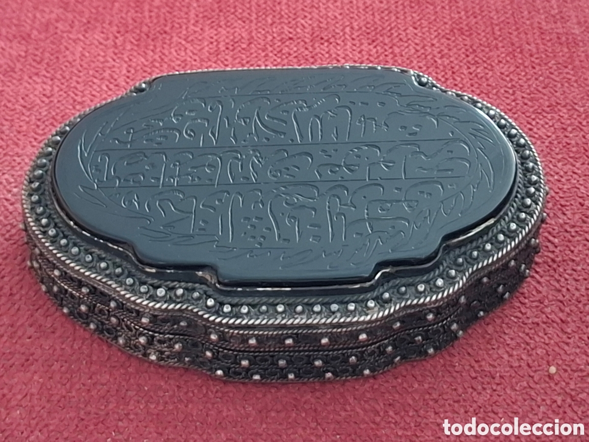 Antig&uuml;edades: ANTIGUA CAJA SOGLO XIX ORIENTAL CON INSCRIPCIONES DEL CORAN EN PLATA SOBRE PIEDRA LABRADA A MANO