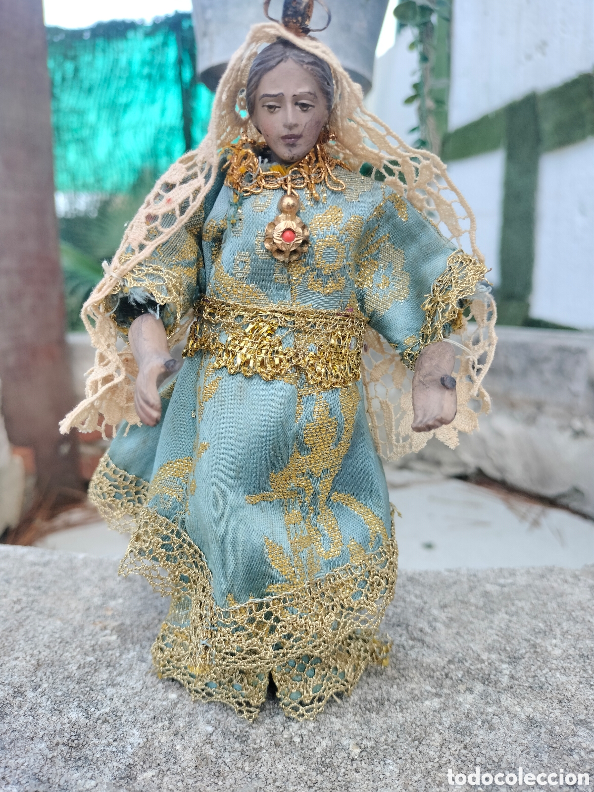 Antig&uuml;edades: Antigua figura religiosa siglo XIX vestimenta bordada a mano y colgante de oro bajo y coral